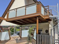 Anstellbalon in Holzdekor mit Glashaltern und zwei obigen Querstäben sowie verzinkter Stahlwendeltreppe