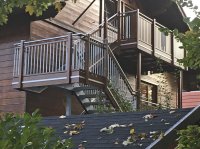 Anstellbalkon in Holzdekor mit verzinkter Podestwangenstahltreppe