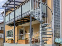 Anstellbalkon mit Wendeltreppe und Ueberdachung