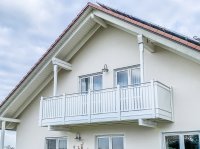 An Dachkonstruktion aufgehängter Balkon