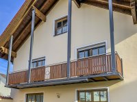 An Dachkonstruktion aufgehaengter Balkon