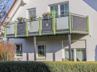 Anstellbalkon mit Gelaender mit Glas Lochblechfeldern