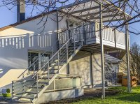 Alu_Anstellbalkon_mit_Ueberdachung_und_Podesttreppe