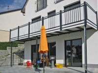 Alubalkonanbau mit dichtem Bodenbelag