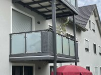 Alu Glas Anstellbalkone mit seitlichen Glashaltern und Lochblecheinlagen montiert
