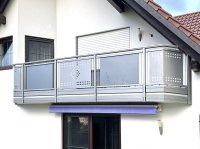 Alu-Glasbalkon mit gestanzten Lochblecheinlagen und Zwischenstäben 