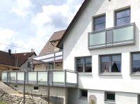 Alu-Glasbalkon mit Lochblechzwischenfeldern sowie Coolblue-Plexiglasüberdachung