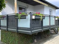 Terrassenbalkon mit Alu-Lochblechplatten sowie Glasfeldern