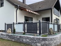 Terrassenbalkon mit Alu-Lochblechplatten sowie Glasfeldern mit seitlichen Zwischenstäben montiert und einhängbaren Blumenkästenschalen