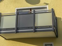 Alu Glasbalkon mit verschiedenen Glasfarben