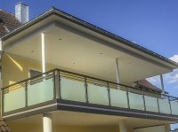 Alu_Liba_Glasbalkon_mit_zwei_Querestaeben_oben