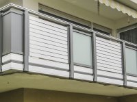 Liba Balkon mit querverbauten Rombusprofilen und Glasfeldern