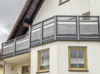 Liba Balkon mit querverbauten Rombusprofilen sowie Glaselementen