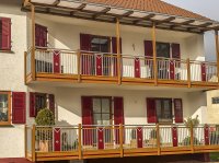 Liba Balkon Augsburg mit aufgesetzten Dreiecken sowie Aluueberdachung