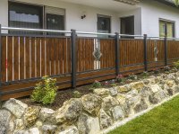Liba Balkon Franken im Holzdekor mit eingebauten VA-Rauten mittig verbaut