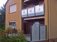 Alu Liba Lochblechbalkon mit passender Trennwand