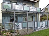 Alu Liba Modell Hauswies mit Glasfeldern und Glasueberdachung