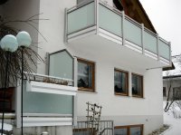 Glasbalkon mit passender Sichtschutzwand