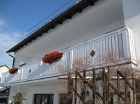 Alubalkon_Modell_Aalen_mit_aufgesetzten_Rauten