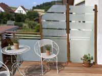 Sichtschutz aus Alu mit Glaseinlagen