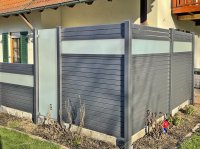 Alu-Trennwand mit Rombusleisten und Glaseinlage und Glasfeld