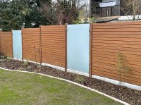 Alu-Trennwand mit Rombusleisten und Glasfeldern