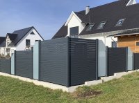 Grundstücksbegrenzungen mit Rombusprofilen und Glasfeldern