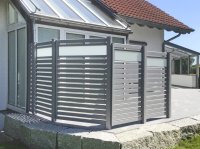 Alu-Trennwand mit Rombusleisten und Glaseinlage