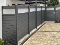 Alu-Trennwand mit Rombusleisten und querlaufender Glaseinlage