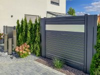 Alu-Trennwand mit Rombusleisten und Glaseinlage