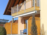 Alu Liba Balkon Augsburg mit farblich angepassen Seitenwänden in Holzdekor