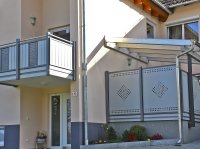 Alu Liba Balkon mit Lochblecheinlage sowie bei Terrasse mit angepassten ganzen Lochblech Trennwänden