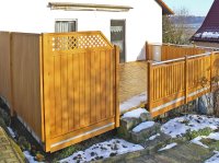 Trennwand im Holzdekor und Balkon