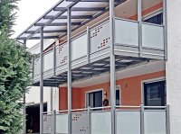 Anstellbalkone mit Coolblue-Plexiglasüberdachung