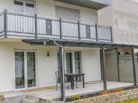 Liba Balkon Franken mit Blecheinlagen und Überdachung