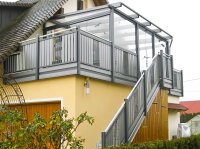 Alu Balkon Germering mit Plexiglas Stegplatten sowie ESG Seitenschiebewaende