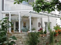 Terrassenueberdachung mit Seitenwaenden aus Glas