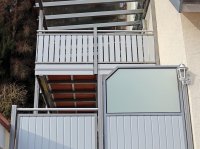 Trennwand unten Nut und Federfuellung, oben Milchglas