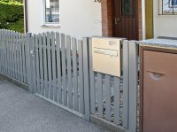 Alulattenzaun mit Briefkasten