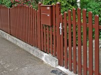 Alulattenzaun mit eingebautem Briefkasten