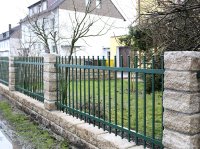 Alustabzaun mit Rundkappen zwischen Steinsäulen montiert