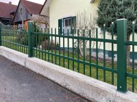 Stabzaun mit Rundkappen höhenversetzt montiert