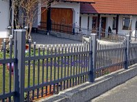 Alustabzaun mit Rundkappen versetzter Höhe montiert