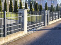 Zaun- und Toranlage mit Zierspitzen oben und Zwischenstäben unten montiert