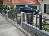 Alustabzaun mit Einfahrtstore