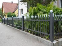 Alustabzaun mit Zierspitzen und Ringen